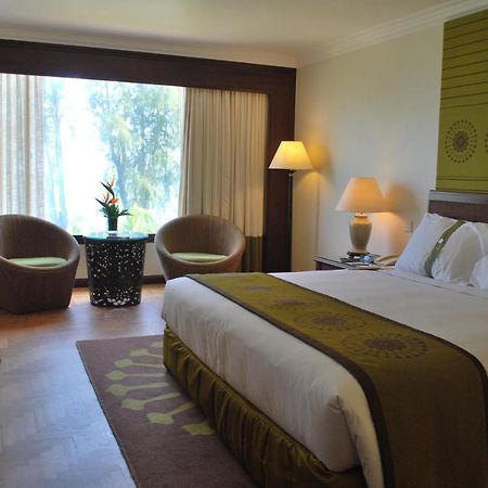 Holiday Inn Resort Penang Бату Феринги Екстериор снимка