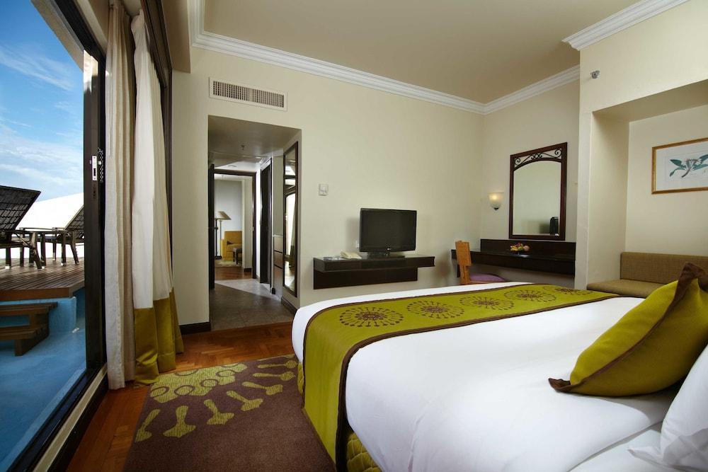 Holiday Inn Resort Penang Бату Феринги Екстериор снимка