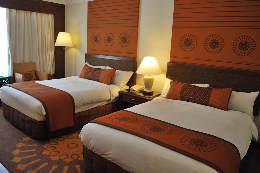 Holiday Inn Resort Penang Бату Феринги Екстериор снимка