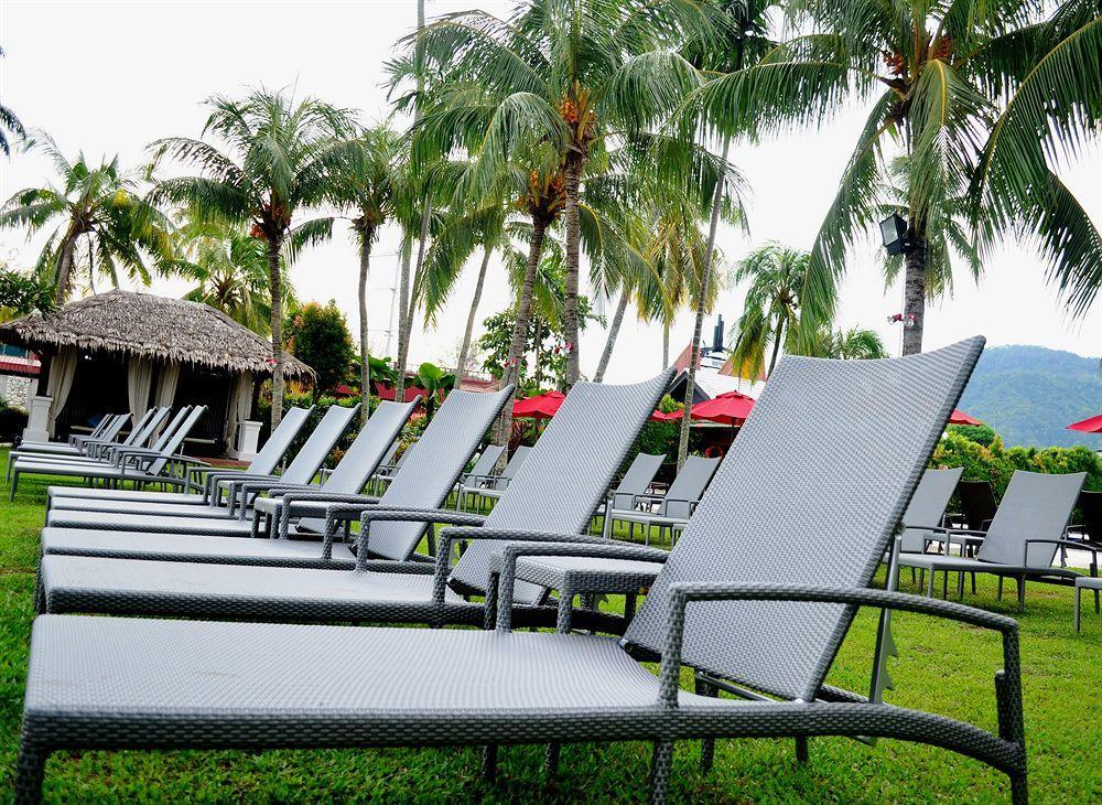 Holiday Inn Resort Penang Бату Феринги Екстериор снимка