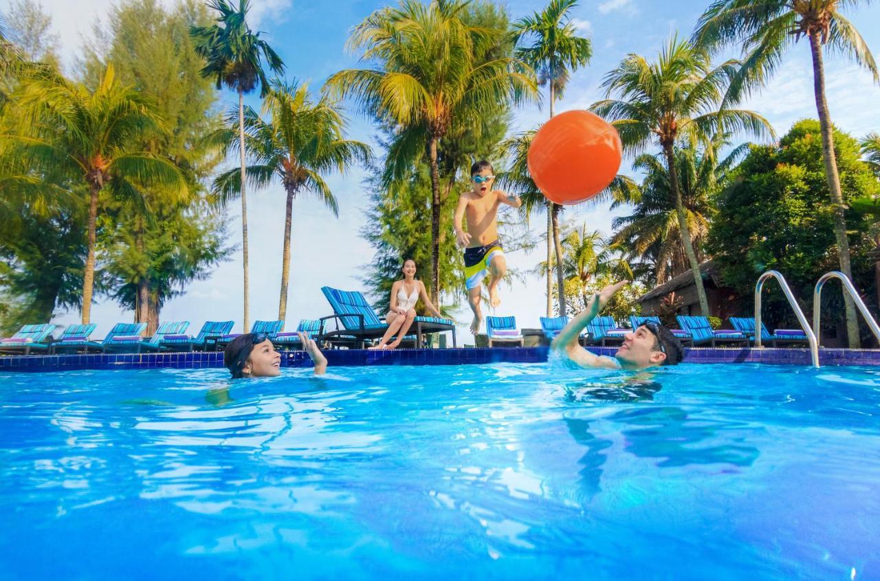 Holiday Inn Resort Penang Бату Феринги Екстериор снимка