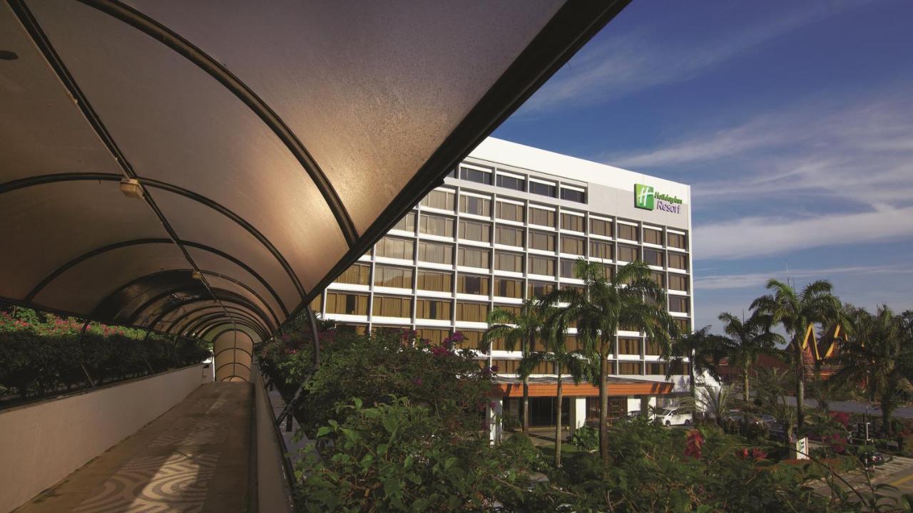 Holiday Inn Resort Penang Бату Феринги Екстериор снимка