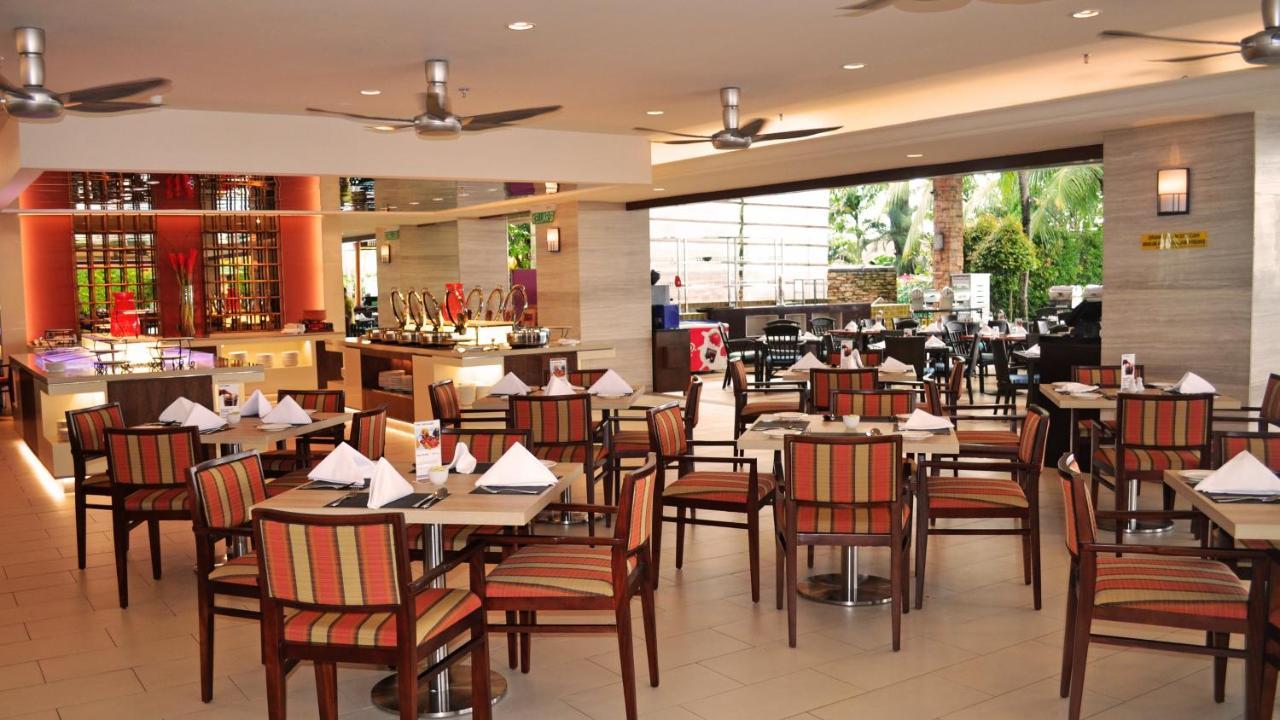 Holiday Inn Resort Penang Бату Феринги Екстериор снимка