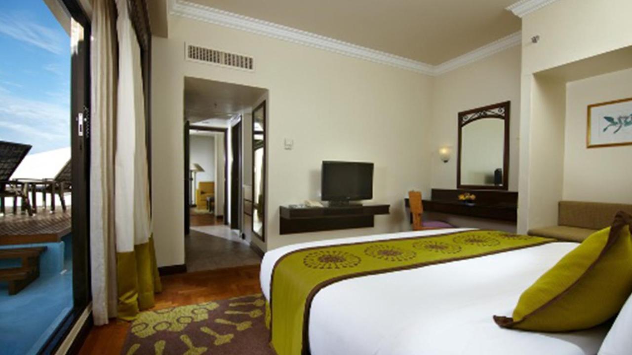 Holiday Inn Resort Penang Бату Феринги Екстериор снимка