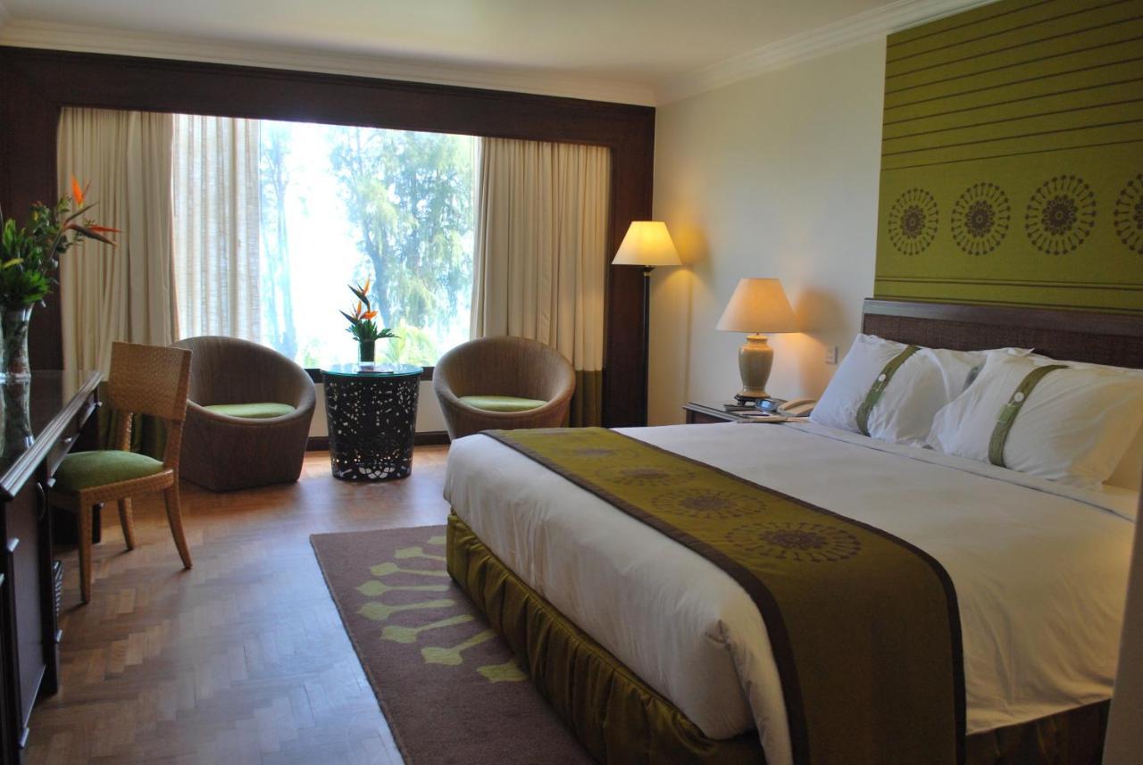 Holiday Inn Resort Penang Бату Феринги Екстериор снимка
